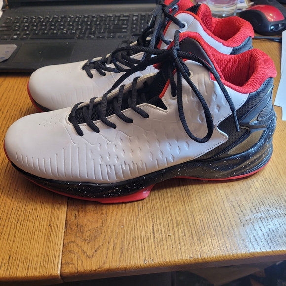 Man's Sneskers - Picture 6 of 10